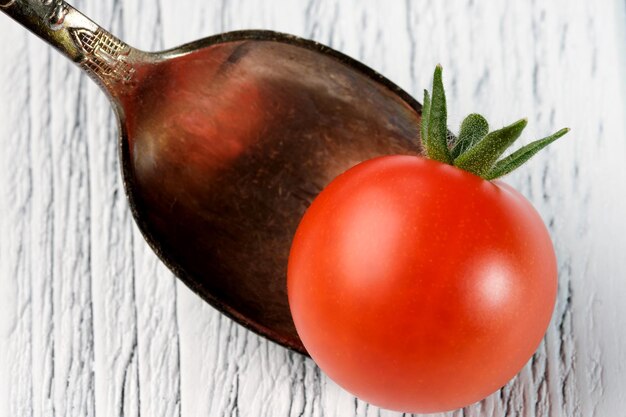 작은 붉은 익은 토마토