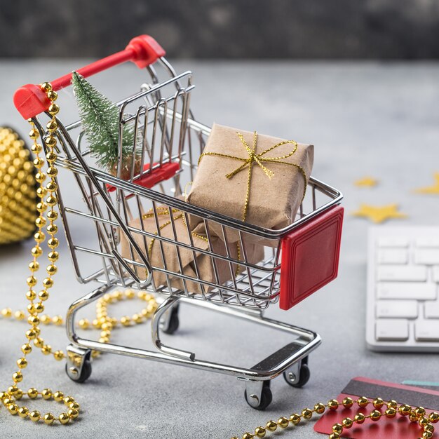 인터넷 온라인 쇼핑 개념 크리스마스 선물에 대 한 키보드와 작은 빨간 쇼핑 카트
