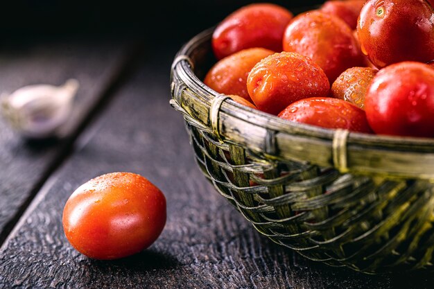 소박한 요리의 요리 재료로 사용되는 작은 빨간 토마토