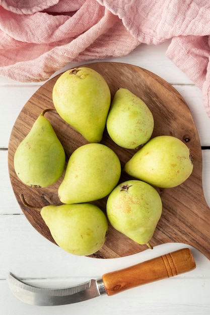 Photo small ripe organic and sweet pears in a wood board