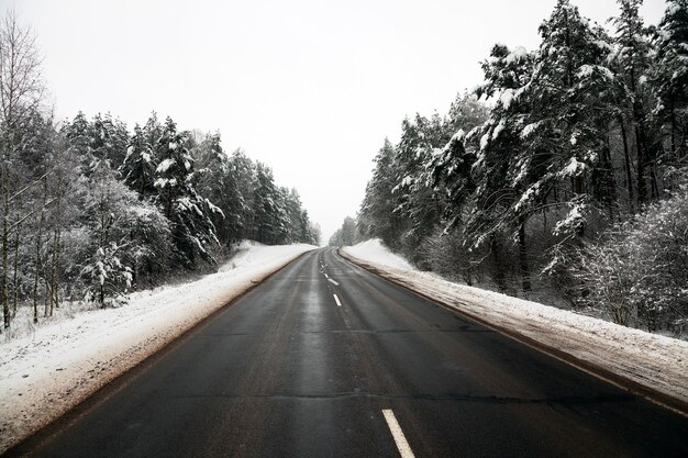 Una piccola strada nella stagione invernale. inverno. traccia.