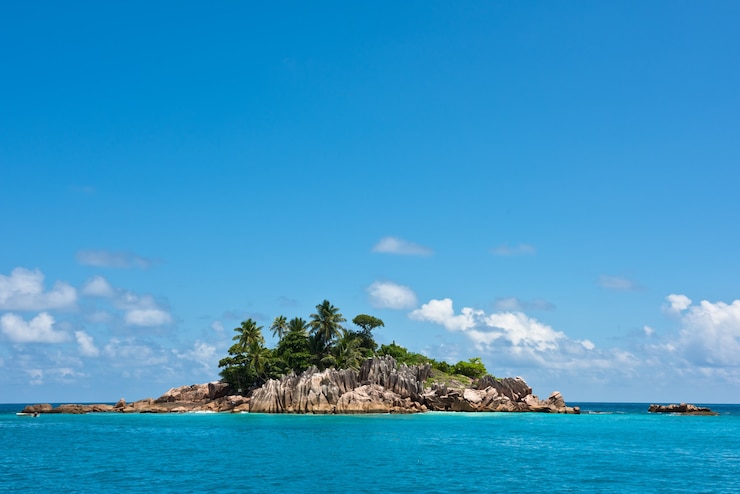 Photo small rocky island in the indian ocean near seychelles
