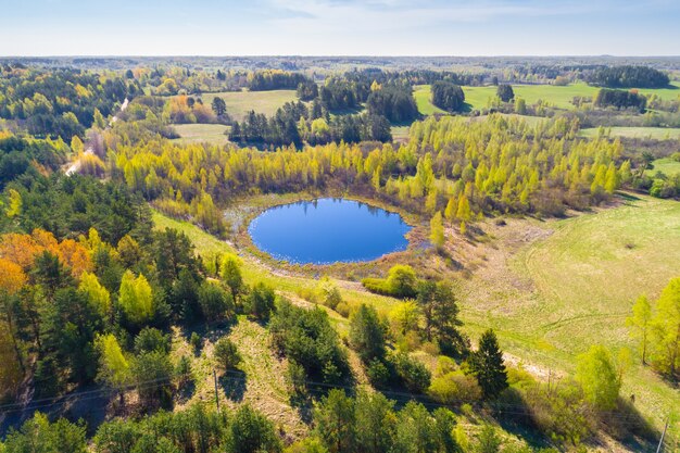 ベラルーシのブラスラウ湖国立公園にある小さな丸い湖