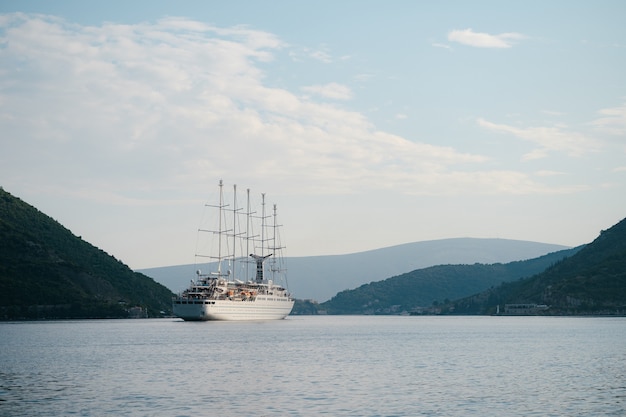 Una piccola nave a vela nella baia di kotor in montenegro cinque alberi a vela