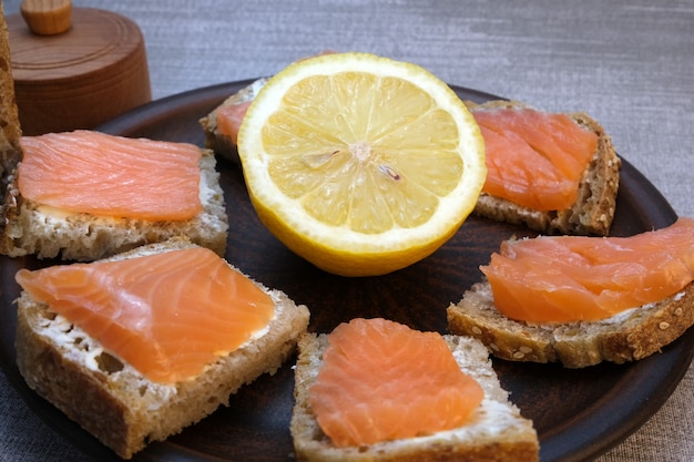 Piccoli panini su pane fatto in casa con burro e pesce rosso