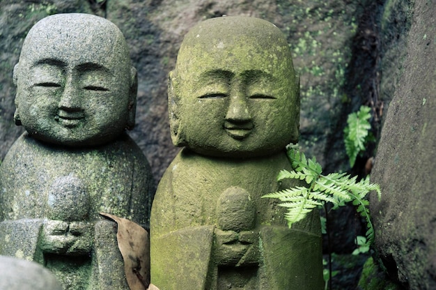 日本の森にある地蔵神の小さな彫刻