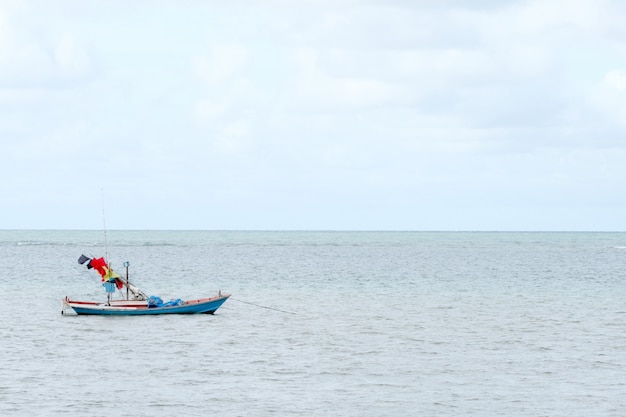 写真 タイでの釣りのための小型海船