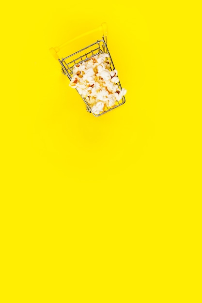 Photo small shopping cart with popcorns