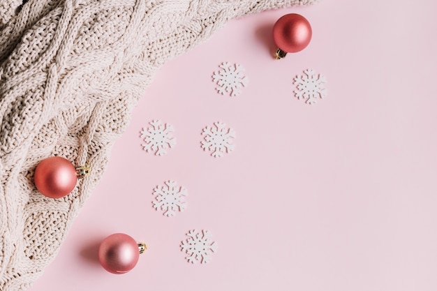 Photo small snowflakes with shiny baubles