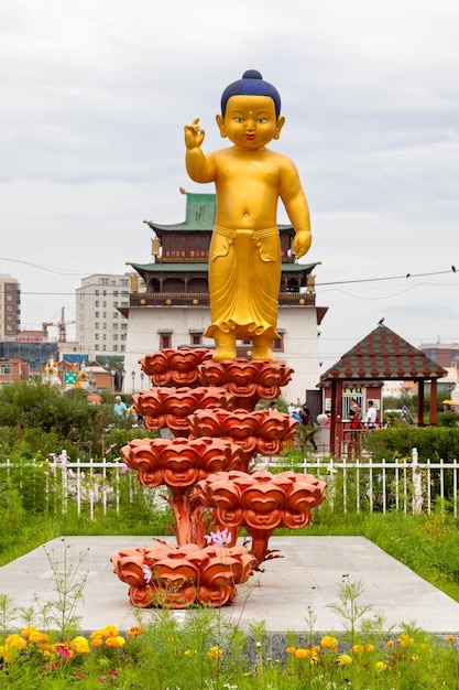 Небольшая статуя, изображающая младенца Будду у входа в монастырь Гандантегчинлен в Улане.