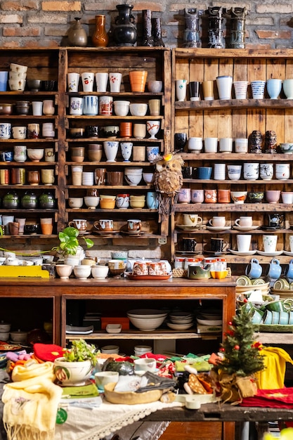 棚に立つ陶器の陶器がたくさんある小さな店