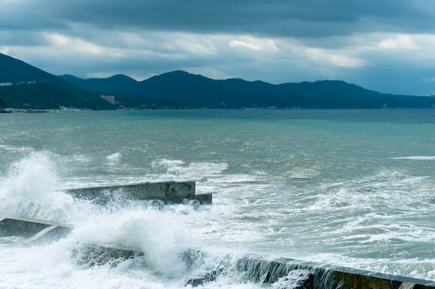 小さな嵐 海の波が岸に打つ