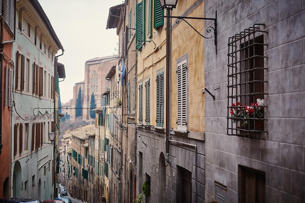 旧市街の小さな通り。シエナ。イタリア