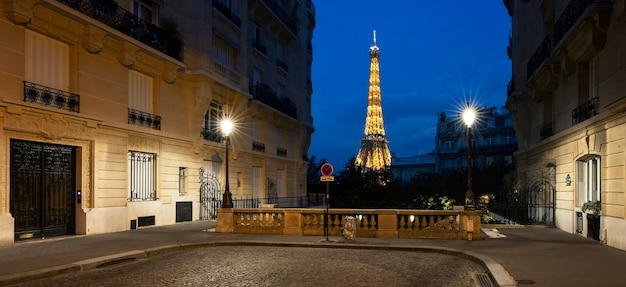 Piccola strada a parigi con vista sulla famosa torre eifel, francia