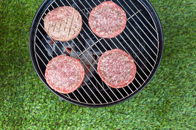 公園でレモネードとハンバーガーを使った小さな夏のピクニック。