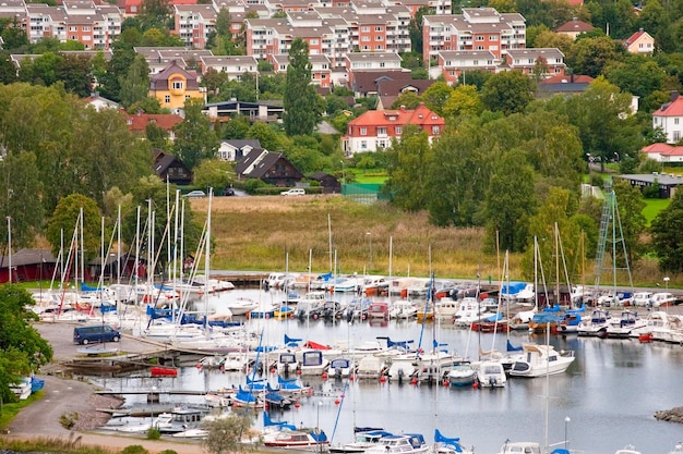 Piccola città svedese nel sobborgo di stoccolma in una giornata nuvolosa