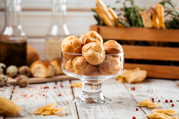 유리에 작은 달콤한 디저트 profiteroles