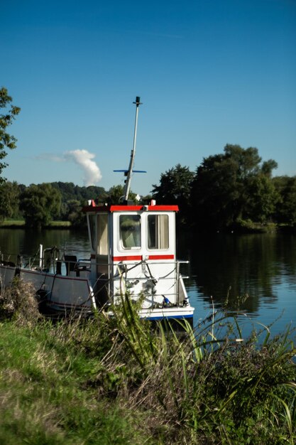 Photo small tourist ship lake coast river fleet