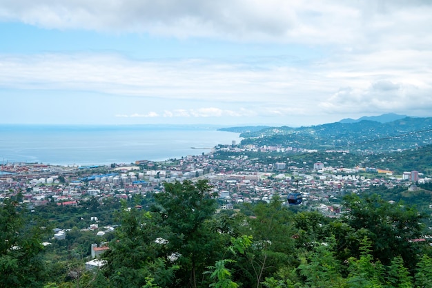 Photo small town surrounded by mountains