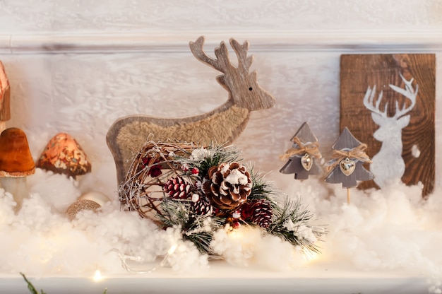 Photo small toy reindeer and christmas decoration