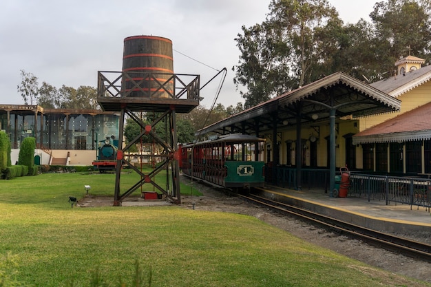 Foto piccola stazione ferroviaria in un parco