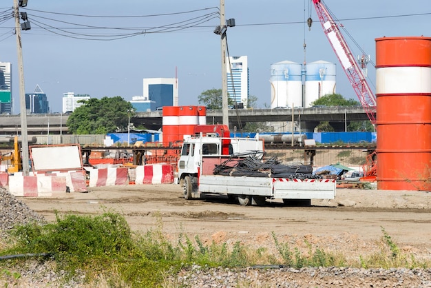 小型トラックが鉄筋を建設現場に輸送しています