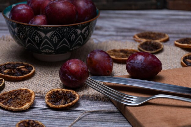 Foto piccole prugne viola molto dolci in una ciotola di compote