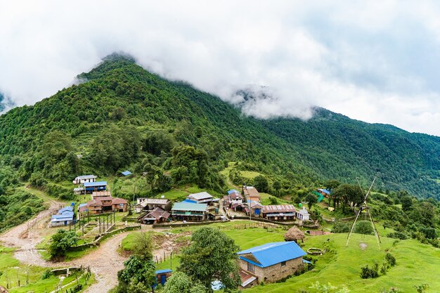 山の中の小さな村。ネパールとヒマラヤの山々のトレッキングのコンセプトを旅行します。風景ストックフォト