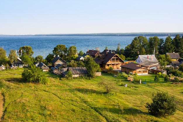 Piccolo villaggio nanosy sulla riva del lago naroch, bielorussia