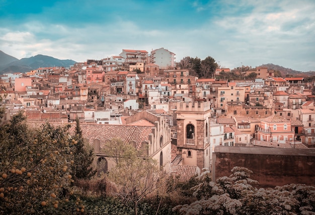 Piccolo borgo arroccato sulla collina