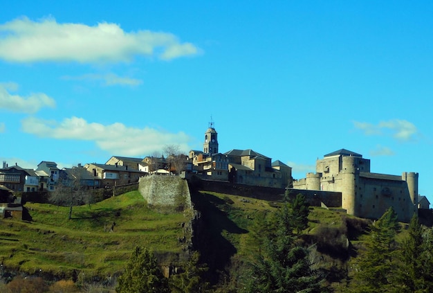 Photo a small village with a church on the top of it