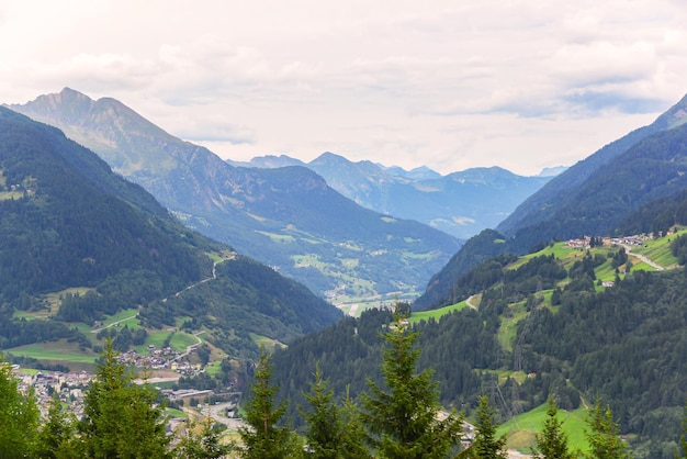 スイスの美しい風景の中に家がある小さな村