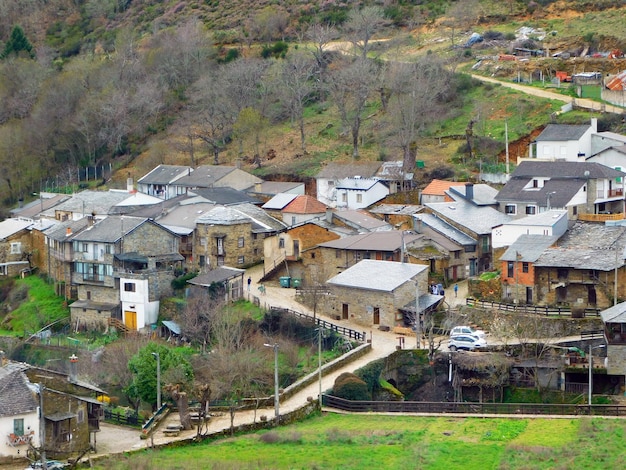 Photo a small village with houses on the side of it