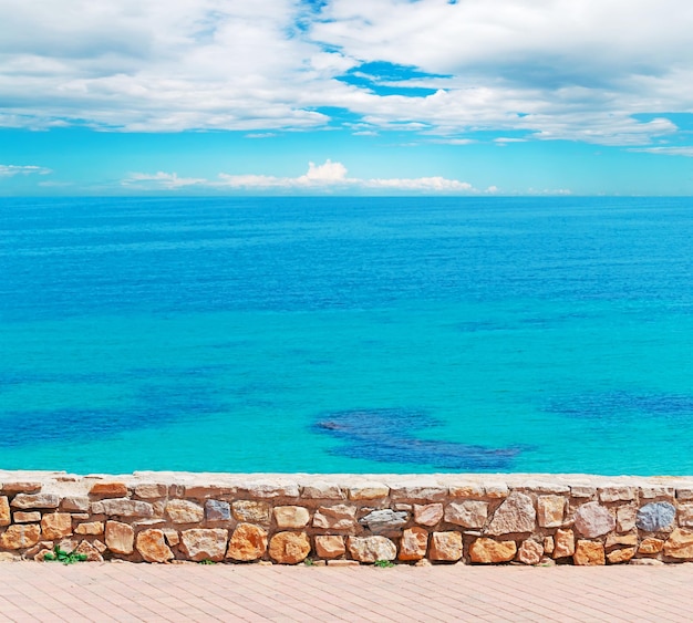 写真 サルデーニャ島のターコイズブルーの海のそばの小さな壁