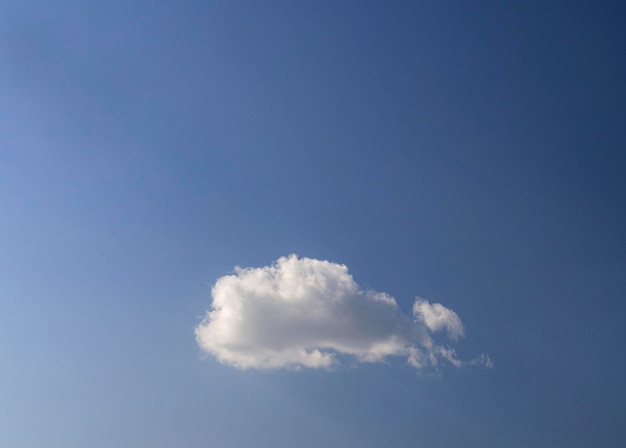 青い夏の空を背景にした小さな白い雲