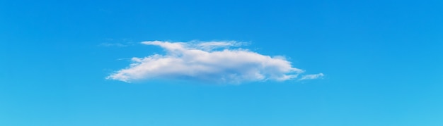 青い空と白い雲とミニマリズムのスタイル、パノラマ