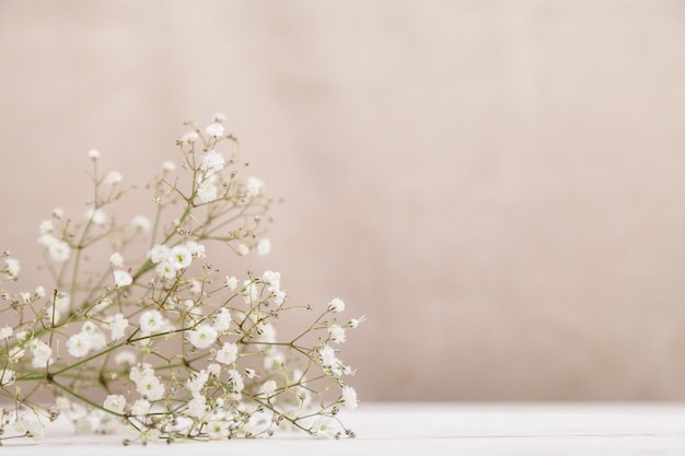 사진 나무 테이블에 작은 흰 꽃 라든지. 최소한의 라이프 스타일 개념. 공간 복사