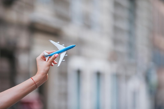 Маленькая белая миниатюра самолета на фоне голубого неба