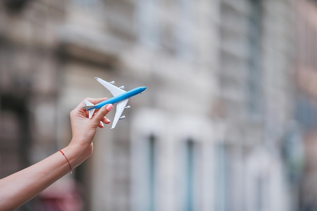 Piccola miniatura bianca di un aeroplano sullo sfondo del cielo blu