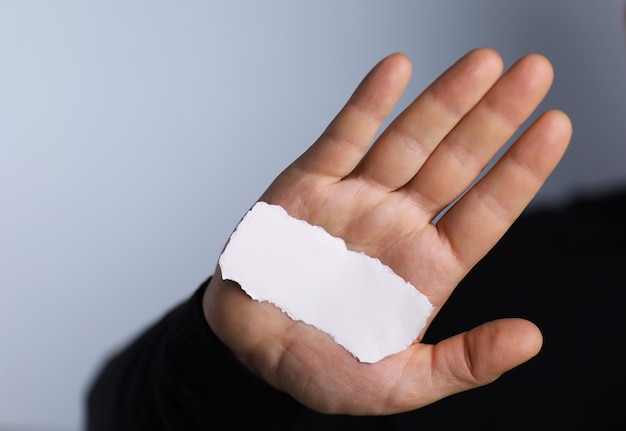 Маленький белый листок бумаги в руке человек