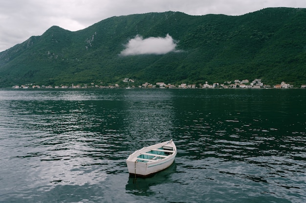 Una piccola barca di legno con sopra una nuvola bianca. sfondo astratto con il concetto di depressione. foto di alta qualità