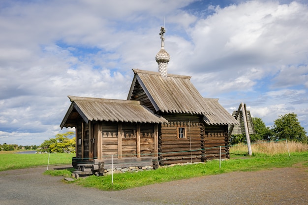 Маленькая деревянная церковь в Кижах, Россия