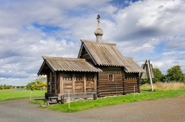 Небольшая деревянная церковь в Кижах