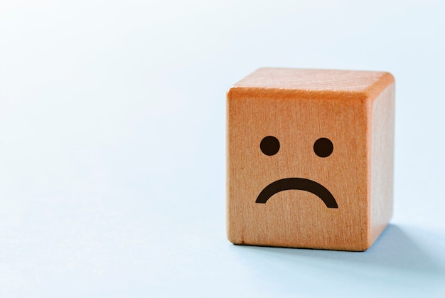 Маленькие деревянные кубики с грустными эмоциями