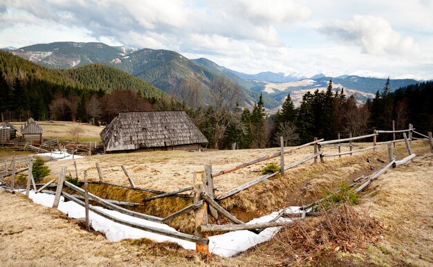 Photo small wooden fence located on green hill