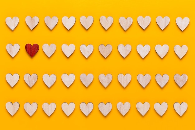 Маленькие деревянные сердечки на желтом фоне