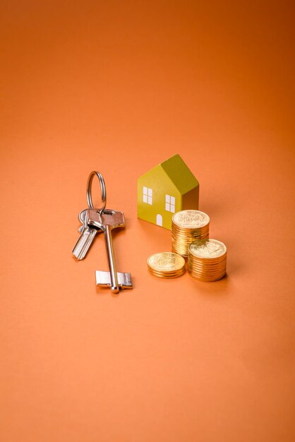 Photo a small wooden house money and keys as an idea for investing in your own home