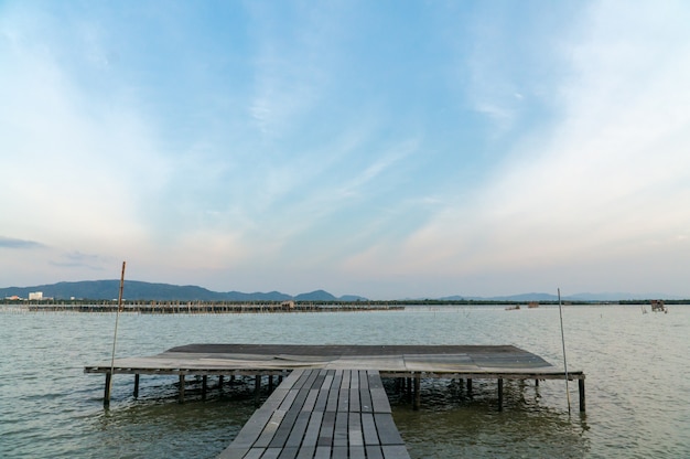 美しい青空のある湖の小さな木製の桟橋