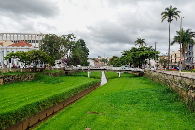 smalle beek oude brug en oude architectuur van Sao Joao del Rei staat Minas Gerais Brazilië