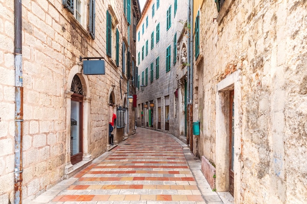 Smalle Europese straat in de oude binnenstad van Kotor, Montenegro.